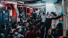 Migrantes abordo del Ocean Viking tras ser rescatados por la ONG SOS Mediterran�e en en el mar Mediterr�neo