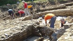 Emilio Ramil (de pie) y parte del equipo con el que trabajaba en la excavaci�n en 2018