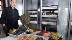 BEIRAMAR. Carril (Vilagarc�a)
Unas grandes neveras hacen las veces de expositores. En ellas se exhiben los pescados y mariscos que una pescatina de Vilagarc�a les proporciona cada d�a. La oferta del Beiramar depende de lo que cada jornada se procure en la lonja. La pescader�a se renueva a diario. Las piezas que no se consuman ese d�a, se retiran al siguiente. Lo que nunca faltan, l�gicamente, son las almejas que se ofrecen en ocho elaboraciones diferentes.