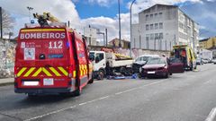 El copiloto del Ford Focus (de color granate) se qued� atrapado en el interior y tuvo que ser liberado por el GES