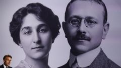 El presidente franc�s durante la ceremonia en honra a Marc Bloch, ejecutado por la Gestapo en 1944, y su mujer
