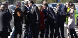 Jes�s Otero saluda a Mariano Rajoy en presencia de N��ez Feijoo y Ana Pastor. 