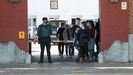 Agentes de Polic�a Nacional salen de la Comandancia de la Guardia Civil de Girona tras recibir la vacuna de Moderna