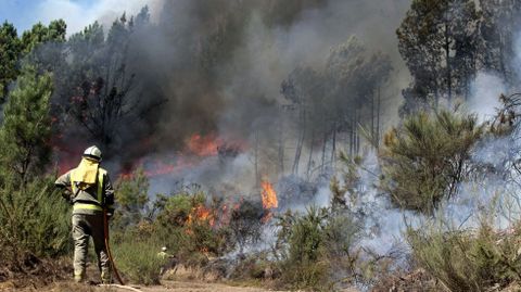 Una brigada forestal de Samos particip� el viernes por la ma�ana en el trabajo de extinci�n de este incendio