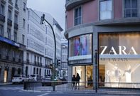 La nueva tienda se ubicar� en los edificios con galer�as blancas de la calle Compostela. 