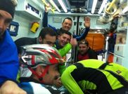 Unos ciclistas durante su evacuaci�n en ambulancia. 