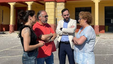 La diputada del PP Gloria Garca durante una visita al entorno del Colegio Pblico Santa Eulalia de Ujo