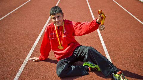 Pedro Osorio, el verano pasado, con sus medallas de campeonatos nacionales