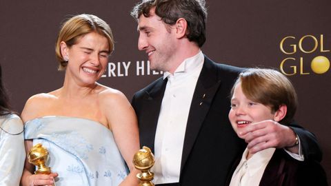 Jessie Buckley, Paul Mescal y Jacobi Jupe, actores de &laquo;Hamnet&raquo;, posan con el premio a mejor drama