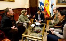 <span lang= es-es >Reuni�n en el Concello</span>. Representantes vecinales trasladaron ayer al alcalde su preocupaci�n por el deterioro del barrio.