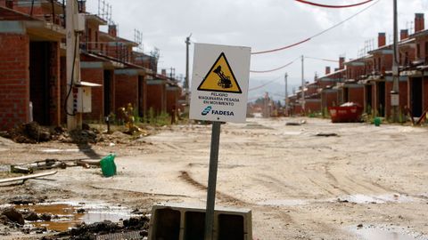 La urbanizaci�n Costa Mi�o, abandonada en el 2008 por Martinsa-Fadesa, cuyos activos a�n se est�n liquidando, se ha transformado en la actualidad en un proyecto residencial para dar respuesta a la escasez de vivienda.