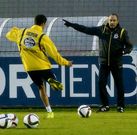 V�ctor da instrucciones durante el entrenamiento, celebrado bajo una intensa lluvia. 