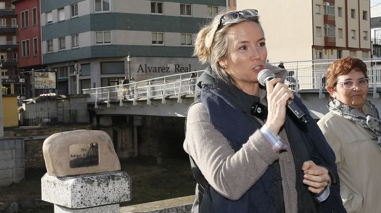 Odile Rodr�guez de la Fuente (en la imagen, en el descubrimiento de una placa de homenaje a su padre en A Pontenova) dar� una charla en el auditorio municipal de Quiroga