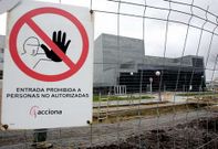 Vallas y zanjas de las obras del saneamiento dominan el frente del auditorio en Caranza.