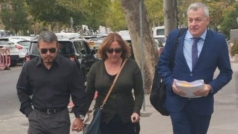 Los padres de la joven asesinada en Parla en 2022 y su letrado Wilfredo Jurado.