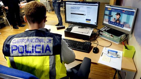 Foto de archivo del equipo de estafas por internet de la comisaría de la Policía Nacional de Vigo