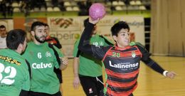 Imagen de Coke en pleno lanzamiento en un partido del BM Lal�n de esta temporada. 
