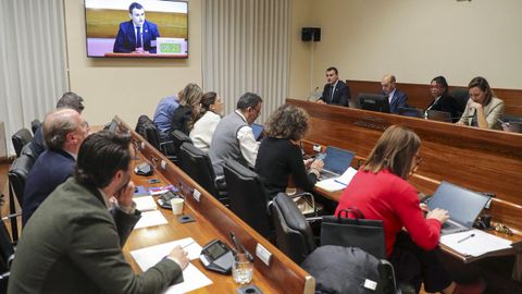 El consejero de Hacienda, Justicia y Asuntos Europeos, Guillermo Peláez (i), compareció en la Junta General para informar sobre la negociación del nuevo sistema de financiación autonómica, a sólo dos días de una nueva reunión del Consejo de Política Fiscal y Financiera (CPFF)