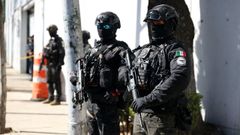 Agentes de la unidad nacional de operaciones vigilando la calle para evitar actos vand�licos