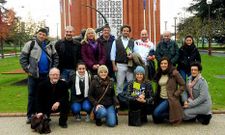 Los representantes de los cinco pa�ses, junto al edificio del Instituto de Deportes de Par�s.