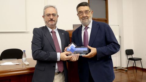 V&iacute;ctor Arce entreg&oacute; el Premio C&aacute;tedra de Educaci&oacute;n M&eacute;dica USC-Semergen a Juan Gestal