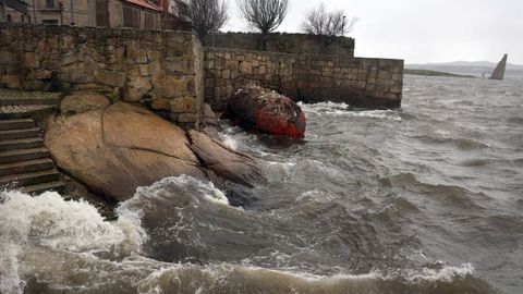 Un flotador de batea a la deriva en el mulle de San Tom�
