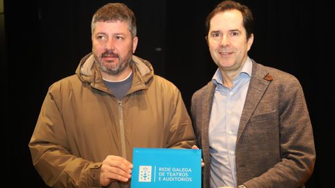  Francisco Calo recibi� de Jacobo Sutil la placa que certifica que Outes pasa a formar parte de la Rede Galega de Teatros