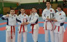Los dos equipos del K�rate-do Carballo en As Pontes, el infantil (tres integrantes) y el juvenil mixto (dos).