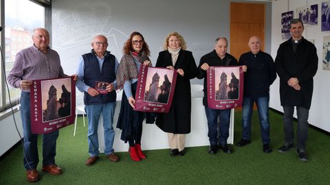 La concejala Mar�a Outeiral, acompa�ada de miembros de la hermandad y del cura de Boiro, Juan Jos� Berm�dez, presentaron los actos de la Semana Santa