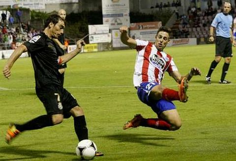 Fran Sol presiona a un futbolista del Racing en el partido de Copa del Rey.