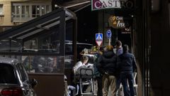 Agentes de la Guardia Civil observan la salida del cuerpo de Chelo el Regidor del bar Castro, en la noche del 4 de diciembre.