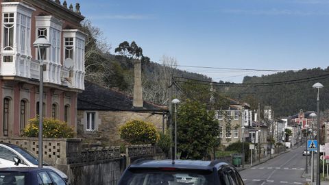 Viviendas en Ourol, con el consistorio al fondo