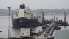 Un petrolero, este jueves, descargando en los muelles de A Coru�a.