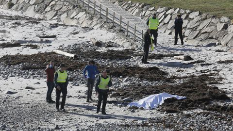 Aparece el cad�ver de una mujer en la playa de A Caosa�en San Cibrao