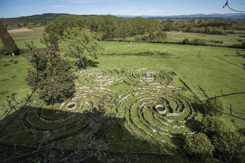 En los jardines del pazo destaca un singular laberinto de piedra