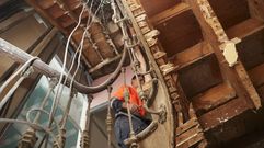 Trabajos de rehabilitaci�n de un edificio en Ferrol, en foto de archivo.