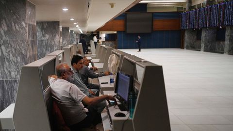 Operadores de los mercados financieros en Karachi, Pakist&aacute;n.