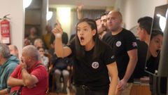 Una aficionada de la Pe�a Arlequinada, mostrando su profundo malestar con la directiva de Manolo Abalo por el caso Luisito-Julio Rey