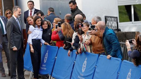 Los Reyes de Espaa reciben dos cestas con obsequios durante su visita a la pedana asturiana de Moal, galardonada este ao con el Premio Pueblo Ejemplar de Asturias 2018