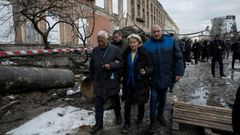 La presidenta de la UE, Ursula von der Leyen, visita una planta de energ�a destruida por Rusia en Kiev.