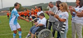 El exfutbolista del Deportivo Fran saluda a Pablo Gonz�lez ante la mirada emocionada de sus padres.