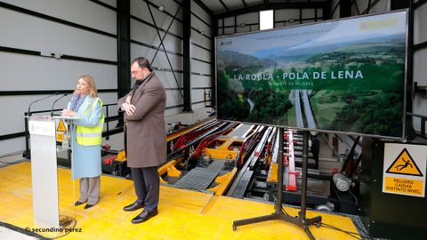La ministra de Transportes, Movilidad y Agenda Urbana, Raquel S�nchez, interviene en presencia del presidente del Gobierno de Asturias, Adri�n Barb�n, durante su visita a la Variante de Pajares