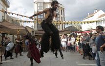 Diversos espect�culos animan el mercado, integrado por un centenar de puestos diversos. 