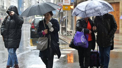 Imagen de archivo de�transe�ntes protegi�ndose de la lluvia en A Coru�a.