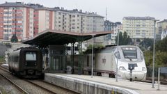 Imagen de un Alvia saliendo de la estacin de tren de Lugo