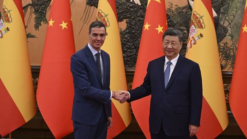 El presidente del Gobierno espa&ntilde;ol Pedro S&aacute;nchez, saluda al presidente chino, Xi Jinping, antes de mantener un encuentro en el Gran Palacio del Pueblo de Pek&iacute;n.