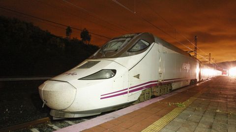 Un tren Alvia de la l�nea de A Coru�a a Barcelona en una imagen de archivo
