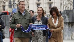 El l�der del PP, Alberto N��ez Feijoo; la candidata a la Diputaci�n de Vizcaya, Raquel Gonz�lez, y la secretaria general del PP vasco, Laura Garrido, este lunes, durante un paseo por Bilbao
