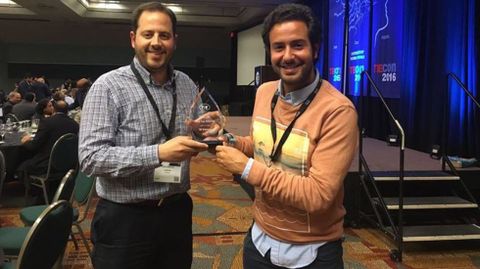 Directivos de Touchvie muestran el premio