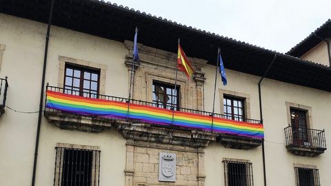 Una bandera arcoris luce en la fachada del Ayuntamiento de Cangas del Narcea